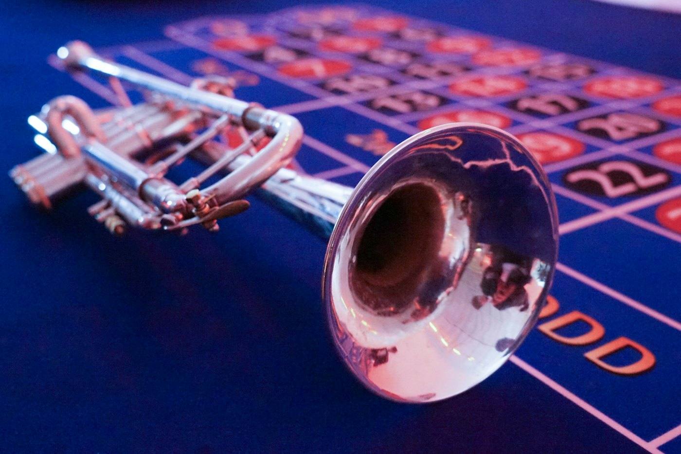 A trumpet lying on the layout of a roulette table